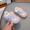 Tênis esportivos infantis para primavera e outono, tênis antiderrapantes para meninos, sapatos macios para bebês, tênis casuais de malha respirável para meninas, tênis de treino estilo alemão