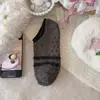 Meias curtas de fleece de coral que não soltam fiapos, meias antiderrapantes de silicone para chão, meias invisíveis de boca rasa femininas, espessadas para outono e inverno