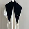 Xale Cachecol Triangular de Tricô Romântico 100% Lã para Mulheres, Versátil para Outono e Inverno, com Pompons de Pelo Genuíno, Manto de Cor Sólida