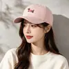 Gorra de béisbol bordada con un lindo cachorro de dibujos animados para mujer, versátil, adelgazante, visera ancha, circunferencia de cabeza grande, copa suave