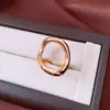 Anillo Redondo Abierto Hueco Geométrico Europeo y Americano con un Diseño Único, Estilo Moderno y de Alta Gama para Mujer