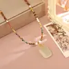 Collar de cuentas de piedra natural y perlas de agua dulce, con un nuevo diseño de estilo chino de estética de alta gama, un colgante rectangular de jade "sin preocupaciones" y una cadena para la clavícula