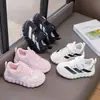 Zapatos Deportivos para Niños Primavera y Otoño Nuevos Antideslizantes Zapatos Blancos Pequeños para Niños Zapatos Ligeros para Niños Medianos y Grandes Estudiantes de Primaria Zapatos para Correr Cómodos