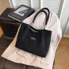 Bolsa Tote Estampa de Leopardo para Mulheres, Grande Capacidade, Nova Bolsa de Ombro Versátil de Camurça Outono e Inverno, Bolsa Tote para Aula de Estudante