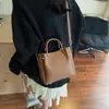 Bolso Cubo Portátil para Mujer 2025 Nuevo Retro Gran Capacidad Bolso Cruzado para Viajar Bolso de Hombro Casual de Gama Alta a la Moda