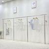 Expositor de tienda de ropa Percha de acero inoxidable montada en la pared Estante colgante lateral para tienda de ropa infantil