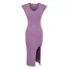 Vestido de tricô sexy com decote em V profundo e mangas curtas, que valoriza a silhueta, slim fit, com fenda e design bodycon, saia de comprimento médio