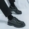 Sapatos masculinos formais casuais plus size transfronteiriços 2025 com rebites, sapatos de couro estilo barbeiro únicos, sapatos masculinos pretos e brancos de moda com sola grossa que aumentam a altura