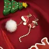Pendientes de aguja plateada con diseño navideño de alce con incrustaciones de diamantes y bola de pelo asimétrica de muñeco de nieve.