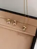 Brincos Stud de Prata S999 com Pérola Swarovski Dourada, Barra Pequena Dourada Torcida, Colar Estilo Old Money Minimalista para o Dia a Dia, Joia Feminina de Luxo Leve