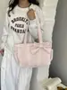 Diseño de nicho coreano estilo ins bolsa nube de moda simple personalidad diaria rayas verticales bolsa tote para mujer de uso diario