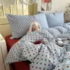 Conjunto de cama de quatro peças com bolinhas INS, qualidade Classe A para mães e bebês, capa de edredom de gaze de camada dupla, lençol de baixo, capa de edredom, conjunto de três peças para dormitório estudantil