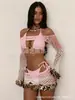 Conjunto de crochê artesanal de duas peças estilo europeu e americano para mulheres, top de proteção solar ombro a ombro com blocos de cor e saia curta justa com lantejoulas, conjunto para praia