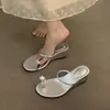 Sandalias de Cuña de Tacón Medio para Mujer para Uso al Aire Libre en Verano 2026, Adecuadas para Combinar con Vestidos, con Tiras de Dedo del Pie con Pedrería y Diseño Abierto en la Punta