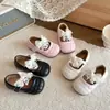 Sapatos de couro estilosos para primavera e outono, sapatos formais infantis de sola macia, sapatos de bebê para meninas, sapatos de couro estilo princesa com laço
