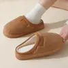 Nuevas pantuflas de algodón forradas de piel de oveja para mujer, perfectas para otoño e invierno, con suela gruesa, forro polar adicional para mayor calidez y diseño antideslizante y resistente al desgaste para uso en interiores.