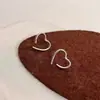 Brincos de metal em formato de coração transfronteiriços, design de nicho, sensação de alta qualidade, tarraxas em formato de coração, estilo minimalista, brincos versáteis para atacado