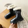 Otoño 2026 Nuevo Llegado Botines Gruesos con Forro de Terciopelo Cálido Suela Gruesa Botas tipo Martin Hebilla de Cuero Tacón Medio Botas Peludas Moda Botas para Mujer