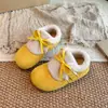 Zapatos de algodón para niñas con lazo y forro de lana, colección de invierno 2026, con forro de felpa añadido para mayor calidez y grosor, y suelas antideslizantes, perfectos para niñas pequeñas