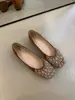 Zapatos bajos elegantes de estilo piel de oveja para mujer, nuevo modelo primavera 2026, zapatos de boda rojos extremadamente hermosos con pedrería, zapatos planos