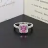 Novo anel de pedra preciosa para mulheres, design único, moda de nicho, zircônia multicolor criativa, formato retangular, direto do fabricante R1997