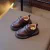 Sapatos casuais de primavera e outono para meninos estilo britânico 1-6 anos sapatos de couro infantis sola macia sapatos de performance infantis sapatos de bebê
