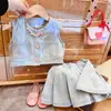 Conjunto de Verão para Meninas Bebê Estiloso Personalidade Infantil Marca da Moda Estilo Coreano Moda Colete Jeans Colete Saia Curta Plissada
