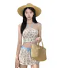 Maiô de duas peças, alta elasticidade, secagem rápida, para mulheres, com estampa floral, gola halter e design de saia.