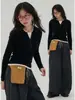 Diseño único, estilo nicho, camisa base de punto ajustada tipo dos piezas falsas para mujer, nuevo top negro para capas de principios de otoño con cuello redondo