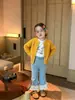 Conjunto de suéter vintage estilo coreano para niñas para otoño: Conjunto de dos piezas para bebé: cárdigan de punto abotonado de colores + pantalón corto de pana
