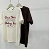 Camiseta Feminina de Manga Curta com Bordado Pesado, Cor Café Elegante, Caimento Solto, Versátil Casual Base de Costela Escovada