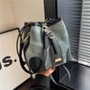 Bolsa simples para combinar com tudo de Outono e Inverno para mulheres 2023 nova moda bolsa balde cor contrastante nicho sensação de alta qualidade bolsa de ombro Tong Qin