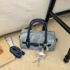 Bolsa Boston de Brim Texturizado de Grande Capacidade Europeia e Americana com Pingente de Estrela Estilosa Resistente ao Desgaste Mochila de Mão Transversal Casual Diária