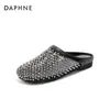 Pantuflas cerradas para mujer 2025 nuevo estilo de verano con pedrería, malla transpirable, diseño hueco, adecuadas para usar al aire libre, zapatos planos casuales para mujer