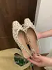 Primeiro encontro com Ji Xiaoxiangfeng: Sapatos de salto anabela femininos para o verão de 2026 com laço, sola grossa, bico quadrado e calcanhar fechado, combinados com uma saia