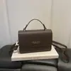 Coleção Outono 2026: Bolsa de ombro elegante e minimalista com um toque de luxo, apresentando um lindo padrão de lichia e design versátil