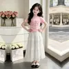 Elegante Camiseta Casual de Manga Corta para Niñas con Letras, Set de Dos Piezas Dulce de Falda Larga de Encaje para Niñas Personalizable