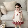 Vestido con Petos Bordado de Fresas Dulces Estilo Nuevo para Niñas, Cuadros Rojos y Blancos Patchwork Lazo Lindo Vestido de Verano