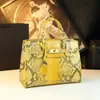 2026 Nova Bolsa Iridescente com Padrão de Cobra Platina Retro Europeia e Americana para Mulheres, Bolsa Tote com Fecho de Grande Capacidade com um Toque de Luxo