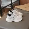 Tenis forrados de felpa para niños, nuevo estilo invierno 2025, tenis versátiles para niños y niñas, zapatos acolchados de algodón, zapatos casuales para niños medianos y grandes.