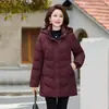 Jaqueta de Algodão de Inverno 2026 Feminina de Comprimento Médio Emagrecedora Fashionável Redutora de Idade Roupas de Algodão Versátil para Mães de Meia-Idade Casaco de Algodão