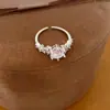 Anel vintage de zircônia de luxo leve em formato de coração vazado, estilo minimalista, anel aberto personalizado para o dedo indicador, joia versátil estilo coreano ins
