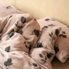 Conjunto de cama de quatro peças com pelo de coelho espesso dupla face para outono e inverno, apresentando capa de edredom estampada, lençol de cima e lençol com elástico, feito com tecido quente de veludo de leite
