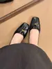 Sapatos femininos slip-on retrô Chuyuji de nicho no estilo old money com fivela de metal e salto baixo para o trajeto