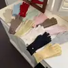 Conjunto de Dos Piezas de Bufanda y Guantes para Mujer Invierno 2025 Nuevo Blanco Tejido de Lana Engrosado Bufanda Versátil Cálida para Ropa de Trabajo