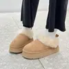 Novas botas de neve grossas e estilosas para o inverno de 2026, com forro de pelo, design casual slip-on de bico redondo, antiderrapantes, sapatos peludos fáceis de calçar.