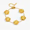 Brincos de Flor de Aço Titânio e Trevo de Quatro Folhas, Elegantes e Únicos, para Mulheres; Brincos Dourados Estilosos e Modernos que Não Desbotam; Joias de Luxo Leve