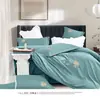 Conjunto de Quatro Peças Bordado Liso de Luxo Leve, Capa de Edredom de Tecido com Textura Delicada, Conjunto de Roupa de Cama para Casa para Pousadas e Hotéis