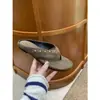 Sandálias de dedo retro niche com rebites Chuyuji para mulheres, novo estilo de férias de verão 2026, sandálias versáteis de sola grossa