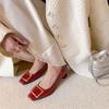 Sapatos Femininos Novos da Moda de Couro Envernizado com Fivela Quadrada, Estilo Europeu, Salto Médio Robusto, Bico Quadrado, Boca Rasa para o Trabalho